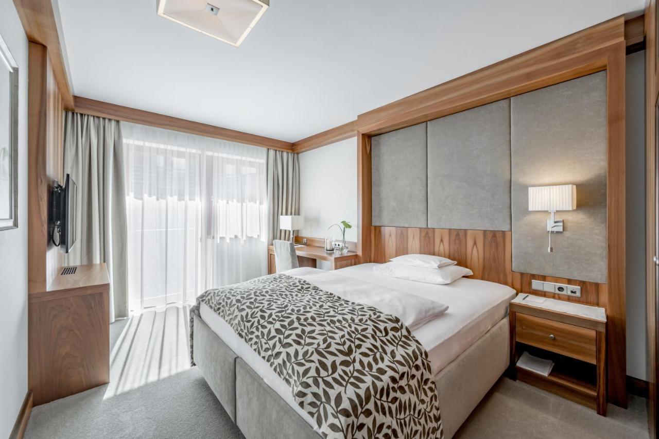 Trofana Royal 5 Hotel Ишгъл Екстериор снимка