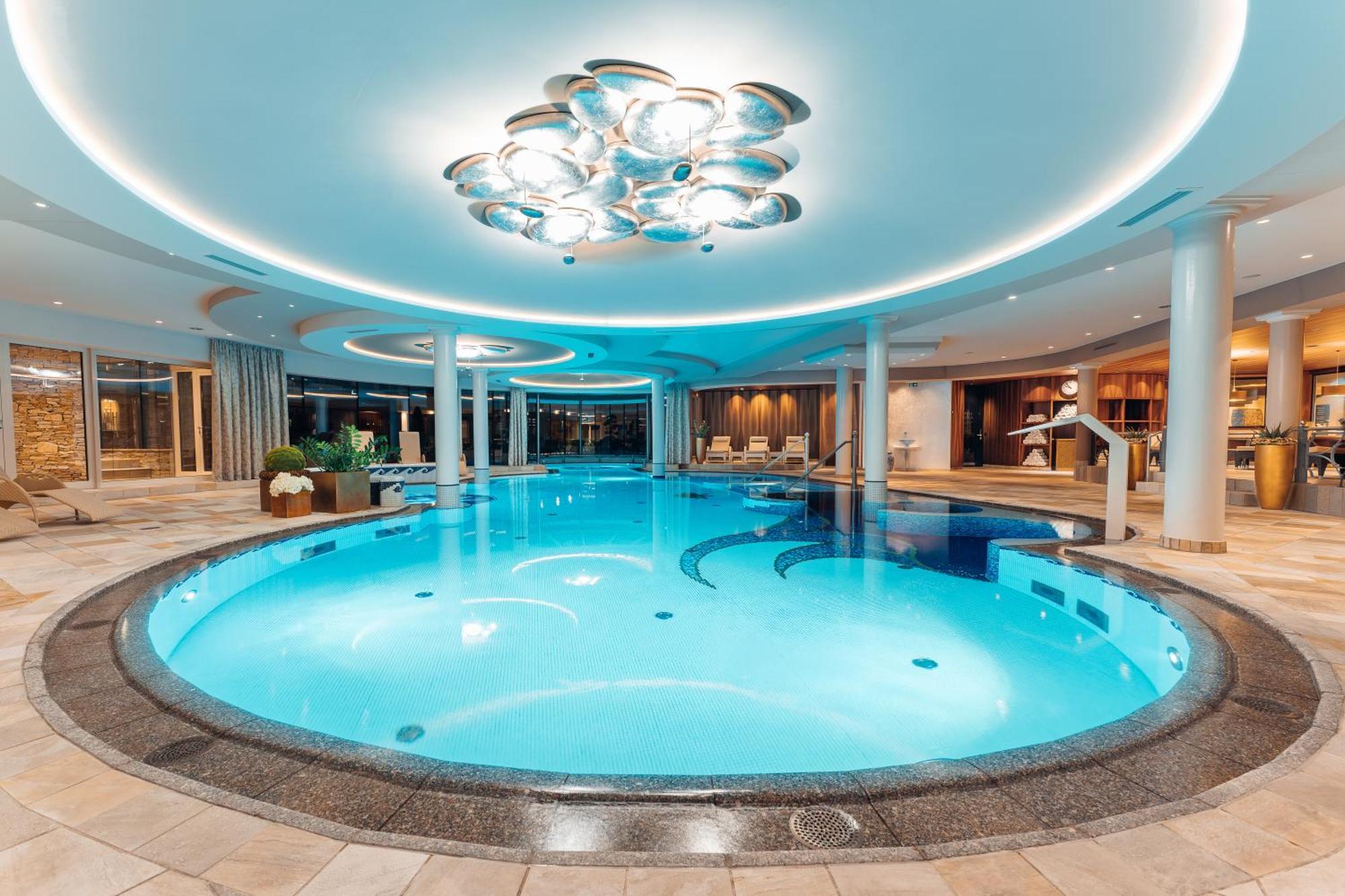 Trofana Royal 5 Hotel Ишгъл Екстериор снимка