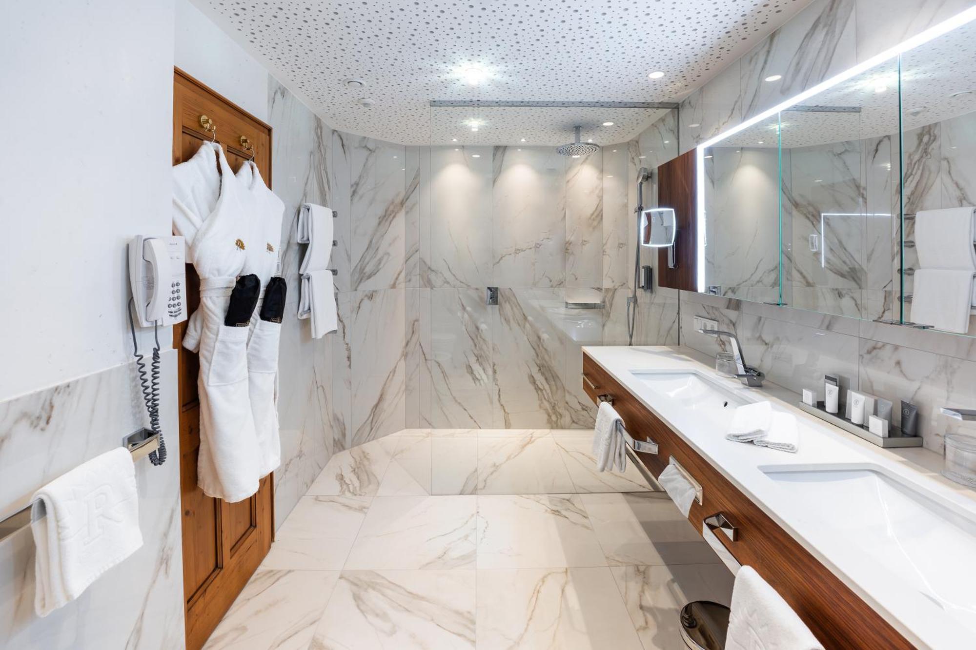 Trofana Royal 5 Hotel Ишгъл Екстериор снимка
