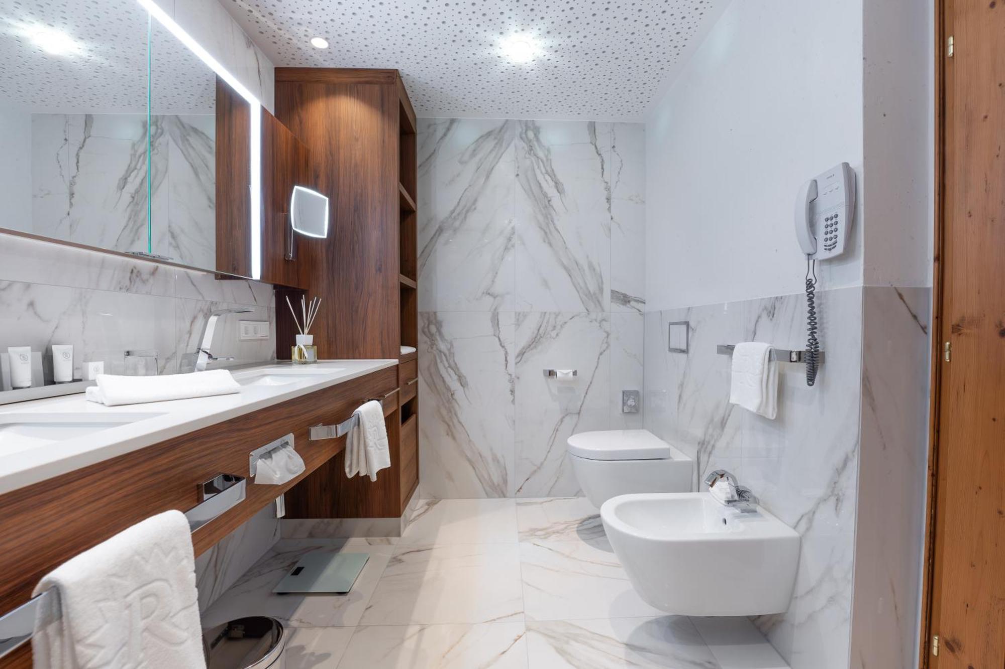 Trofana Royal 5 Hotel Ишгъл Екстериор снимка