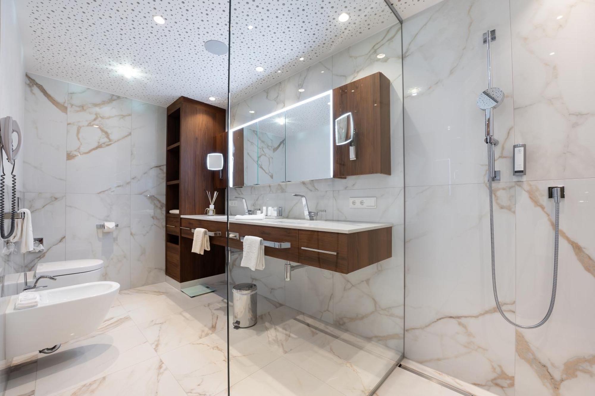 Trofana Royal 5 Hotel Ишгъл Екстериор снимка